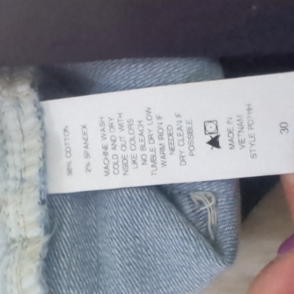 PINKBLUSH Light Wash Distressed Frayed Hem Denim Shorts ~ NWT - Picture 9 of 12